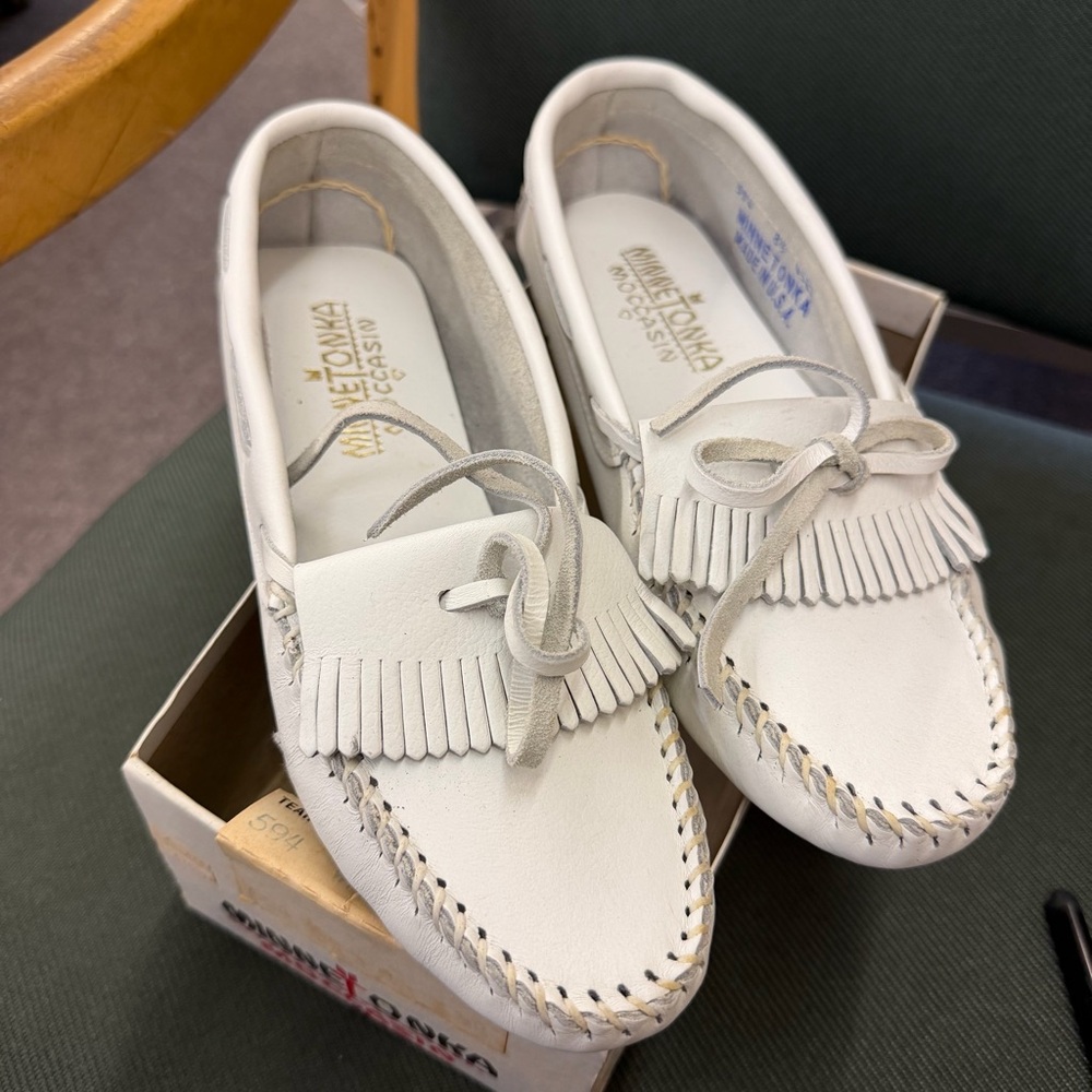 Minnetonka Women’s White Leather Moccasins (Kilty Driver)